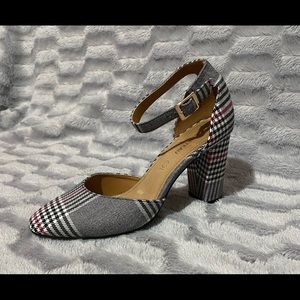 Le Chateau heels, size 38, worned once.  Super confortable!